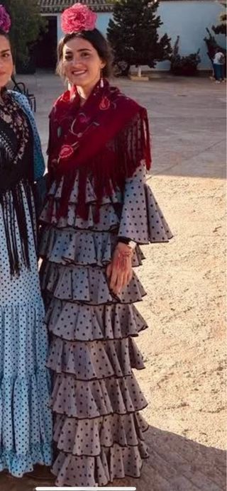 Traje de flamenca gris con lunares negros.