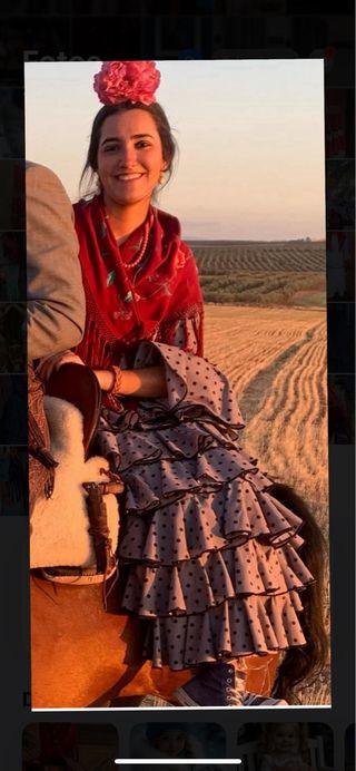 Traje de flamenca gris con lunares negros.
