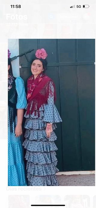 Traje de flamenca gris con lunares negros.