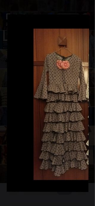 Traje de flamenca gris con lunares negros.