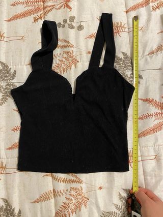 camiseta negra de tirantes