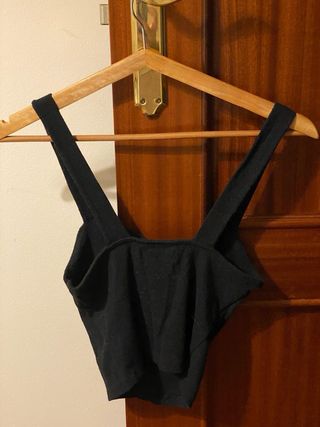 camiseta negra de tirantes