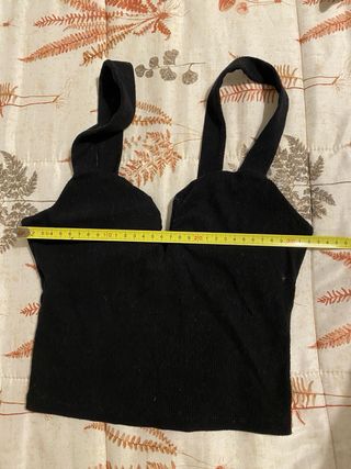 camiseta negra de tirantes