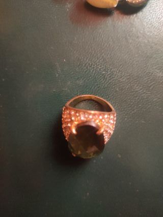 Anillo con incrustacion de brillantes y esmeralda