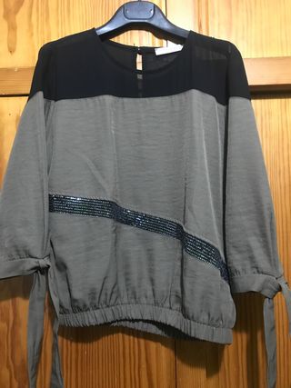 Blusa con pedrería negra yverde