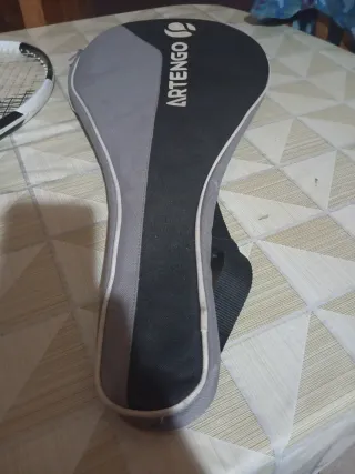 Raqueta marca artengo serie 7 con su funda propi