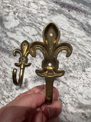 Pareja perchas bronce Flor de Lis