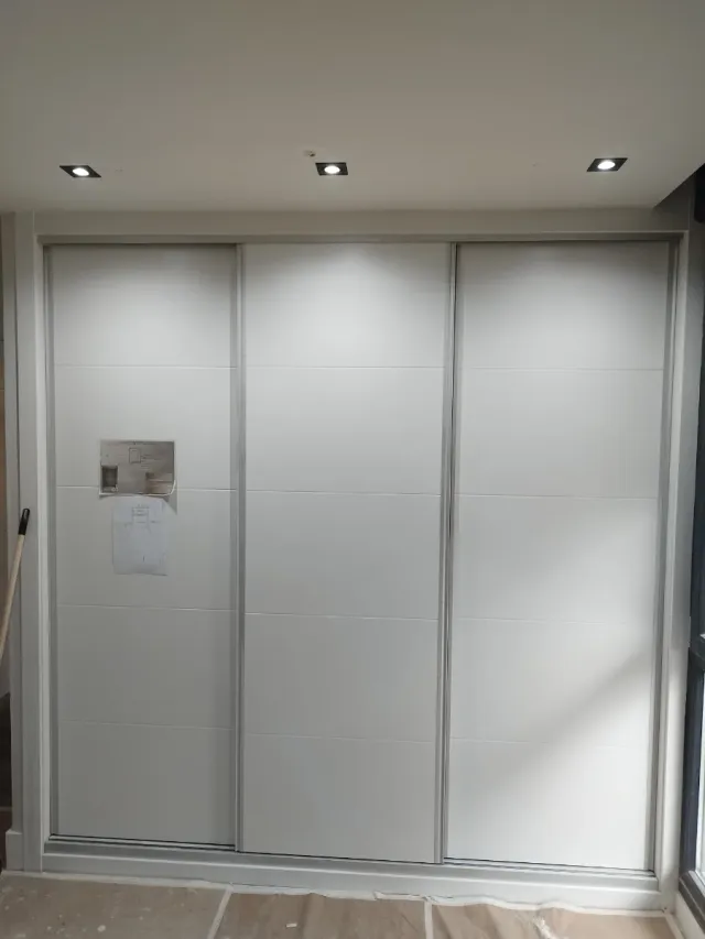 Carpintero montaje de puertas