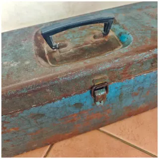 Caja de herramientas azul metálica