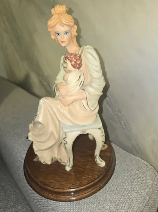 Maternità in resina con base in legno