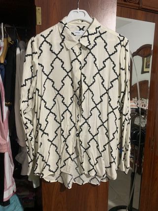 Camisa estampada blanca y negra
