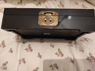 Joyero negro con flores de loto.