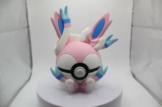 Pokeball Sylveon - Figura Pokemon coleccionable