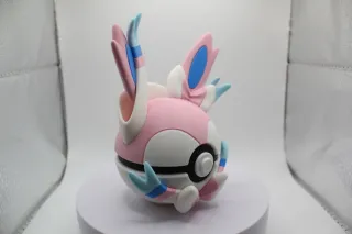 Pokeball Sylveon - Figura Pokemon coleccionable