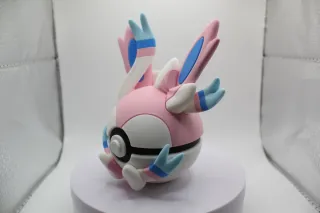 Pokeball Sylveon - Figura Pokemon coleccionable