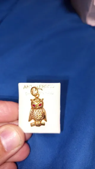 Colgante búho, chapado oro con ojos rojos