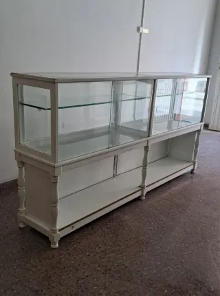Mueble vitrina mostrador.