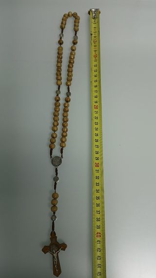 Crucifijo de madera con medalla