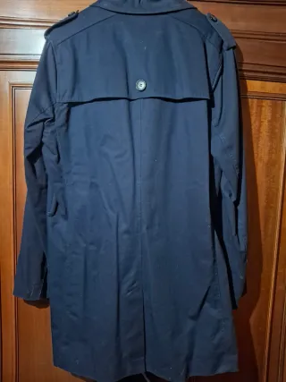 Abrigo hombre, azul, con varios bolsillos.