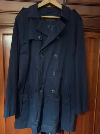 Abrigo hombre, azul, con varios bolsillos.