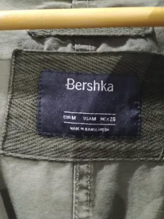 Parka verde caqui Bershka talla M