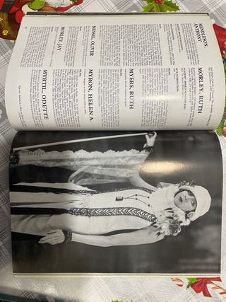 Costume Design in the Movies An Illustrated Gui...