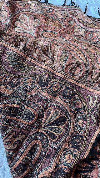 Mantón antiguo victoriano alfombrado