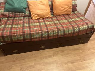 dormitorio con cama nido color caoba