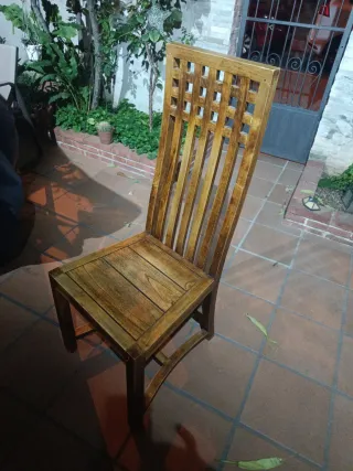 Silla de comedor estilo Colonial.