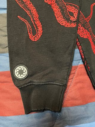 Felpa Octopus nera con tentacoli rossi