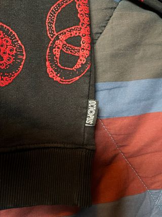 Felpa Octopus nera con tentacoli rossi