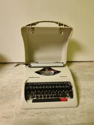 Máquina de escribir Olympia Traveller de Luxe