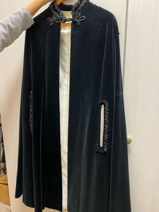 Elegante capa de terciopelo negro