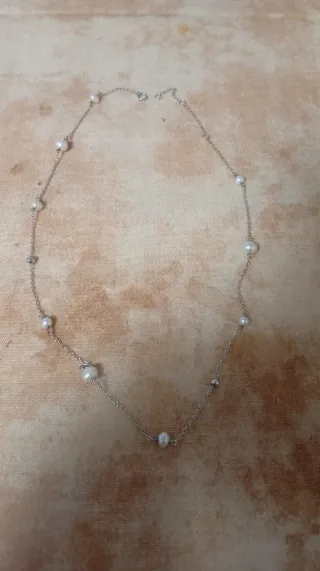 Colgante plateado con perlas