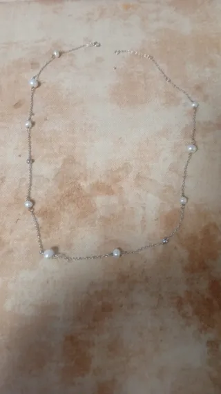 Colgante plateado con perlas