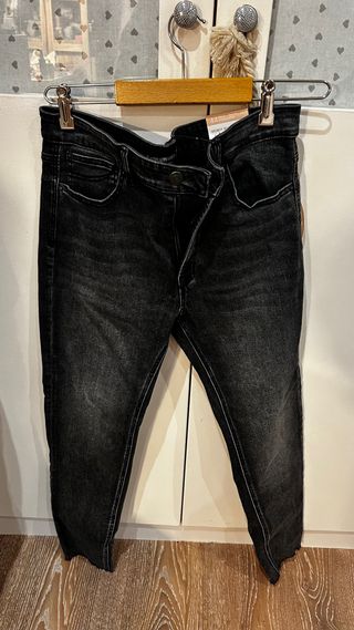Pantalón vaquero negro Stradivarius Talla 44