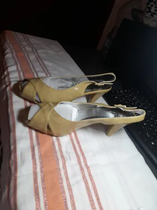 Sandalias tacón beige charol