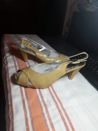 Sandalias tacón beige charol