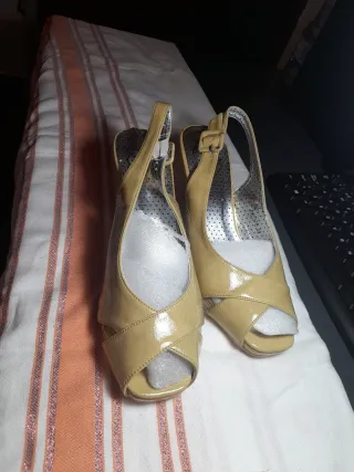 Sandalias tacón beige charol