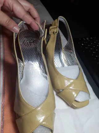 Sandalias tacón beige charol