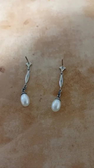Pendientes plateados con perlas
