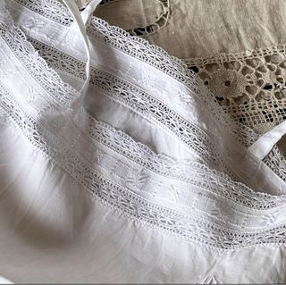 Vestido victoriano de lino con encaje