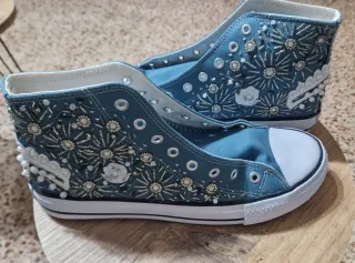 Zapatillas tipo Converse bordadas a mano, sin caja