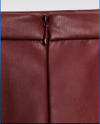 Falda Zara color burdeos.