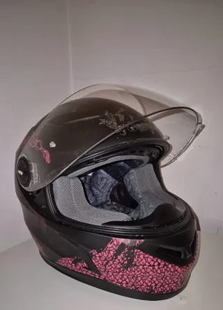 Casco de moto negro con detalles rosas