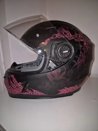 Casco de moto negro con detalles rosas