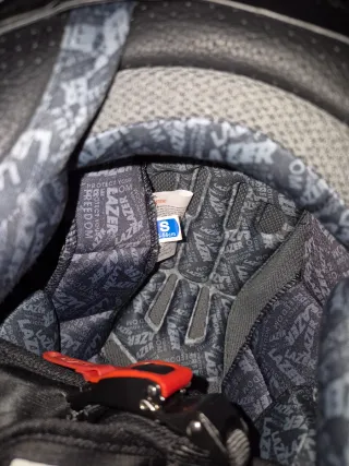 Casco de moto negro con detalles rosas