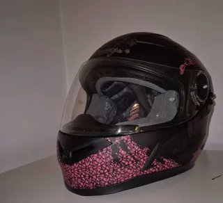 Casco de moto negro con detalles rosas