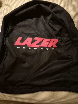 Casco de moto negro con detalles rosas