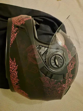 Casco de moto negro con detalles rosas